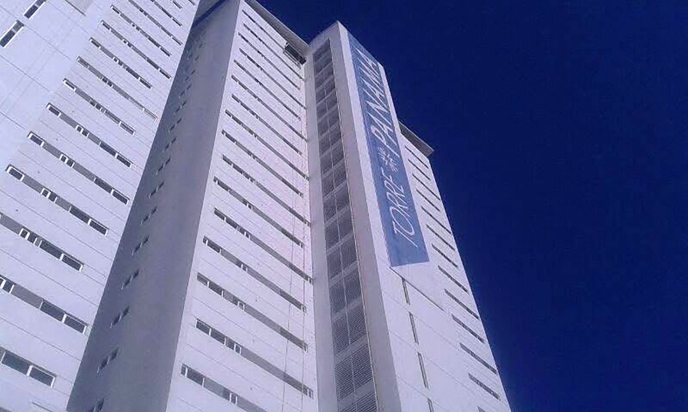 Lona en fachada de torre
